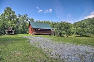 Mökkimajoitus Ski Lodge Mtn Retreat W/ Fire Pit, Deck & Views!
