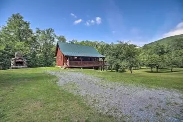 Mökkimajoitus Ski Lodge Mtn Retreat W/ Fire Pit, Deck & Views!