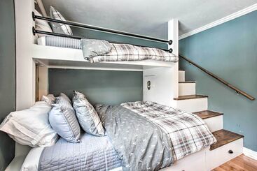 별장 Stunning Evergreen Chalet W/ Private Hot Tub!