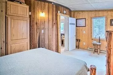 Mökkimajoitus Cabin On Clear Creek: A Hobbits Retreat!