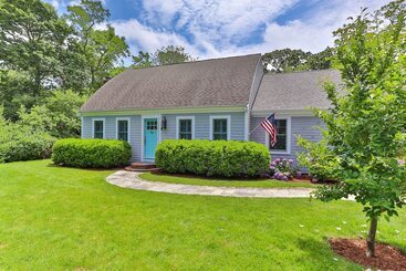 Charming Cottage W/ Deck Walk To Skaket Beach!