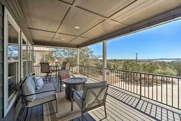 별장 Luxe Canyon Lake Home W/ Gorgeous Lake Views!