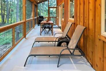 Landhus Modern Beaver Valley Cabin W/ Hot Tub & Games!
