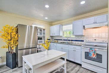 茅舍 Galveston Retreat W/ Backyard & Patio!