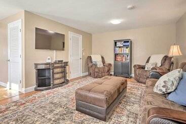 קוטג'' Tranquil Swansea Retreat W/ Fire Pit & Grill!