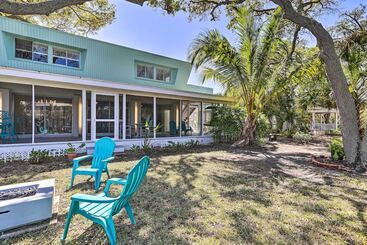 Dom wiejski Tropical Waterfront Home: Central Location!