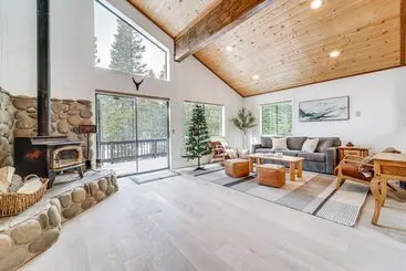 コテージ Updated Tahoe Donner Cabin W/ Golf Course Views!