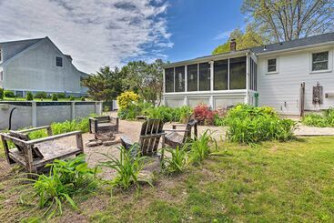 Gîte Rural Vibrant Westerly Home W/ Private Pool & Yard!