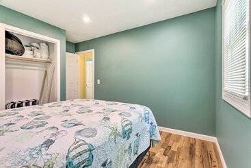 קוטג'' Vibrant Westerly Home W/ Private Pool & Yard!