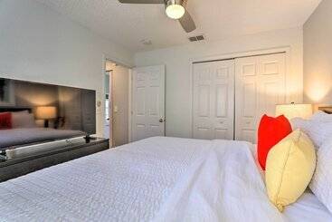 קוטג'' Home Theater + Pool W/ Projector: Clermont Retreat