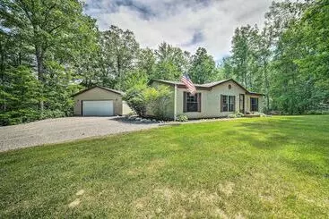 Mökkimajoitus Cozy Hale Home Between Long & Loon Lakes!