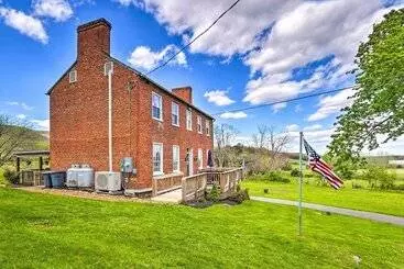 Mökkimajoitus Historic  Hammond House  W/ Wine Country View!