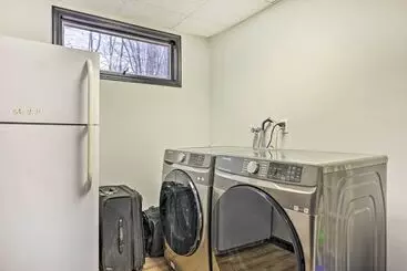 Mökkimajoitus Large Gouldsboro Home W/ Hot Tub & Game Room