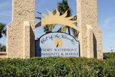 Mökkimajoitus Luxurious Canal Front Retreat W/ Game Room!