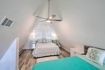 Vidéki Ház Deck, Boat Slip + Views: Lake Hamilton Cabin!