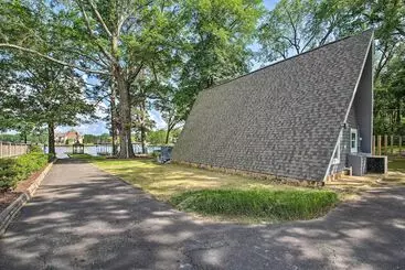 Mökkimajoitus Deck, Boat Slip + Views: Lake Hamilton Cabin!