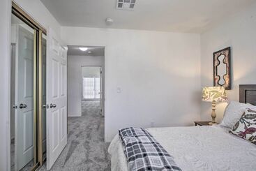 茅舍 Renovated Bakersfield Home W/ Private Yard!