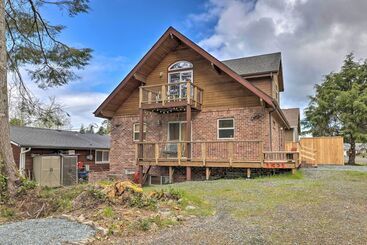 Vakantiehuisje Rockaway Beach Hideaway W/ Hot Tub & Fireplace!