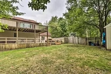 Mökkimajoitus Chic Long Pond Family Home W/ Fire Pits & Deck!