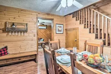 Mökkimajoitus Rustic Cabin W/ Patio & Pond On Blue Ridge Parkway