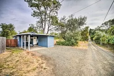 Mökkimajoitus Cozy Roseburg Home W/ Fire Pit + Gas Grill!