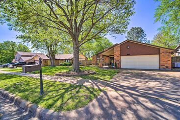 Landhus Family Friendly Broken Arrow Retreat W/ Yard!