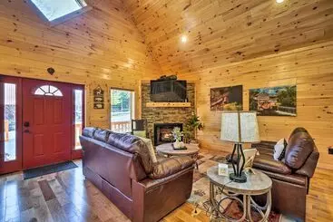 Mökkimajoitus Gatlinburg Mountain Cabin: 4 Mi To National Park!