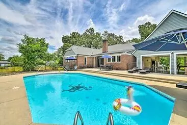 コテージ Lakefront Parkton Home: Pool & Fishing Dock!