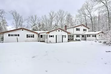 Mökkimajoitus Large Greeley House W/ 2 Game Rooms + Yard!