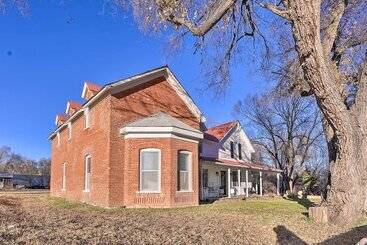 Gîte Rural Peaceful Luna Farmhouse With Wraparound Porch!