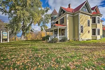 Mökkimajoitus Pet Friendly Moriah Homestead W/ Fire Pit!