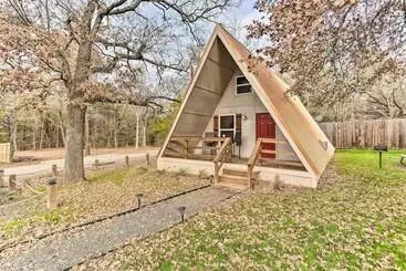 Vakantiehuisje Rustic Gordonville Cabin W/ Shared Fire Pit!