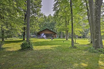 Hus på landet Scenic Cabin On 2 Acres Near Lake Holcombe Marina!