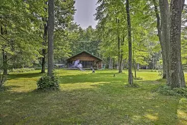 コテージ Scenic Cabin On 2 Acres Near Lake Holcombe Marina!