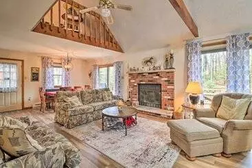 Mökkimajoitus ~ 1 Mi To Lake: Secluded Poconos Home W/ Decks