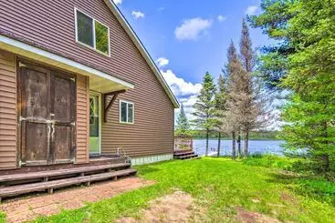 Mökkimajoitus Secluded Woodsy Watersmeet Cabin W/ Fire Pit!