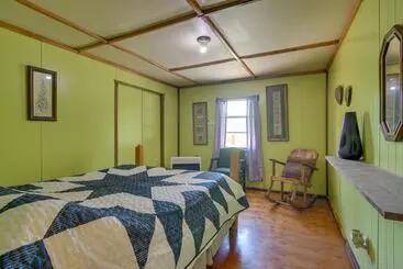 Mökkimajoitus Serene Green Forest Hideaway W/ Spacious Yard