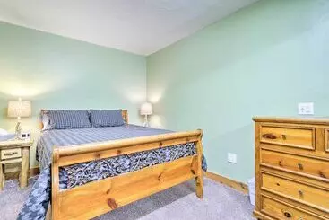 Mökkimajoitus Spacious Fairplay Cabin W/ Deck & Dry Sauna!