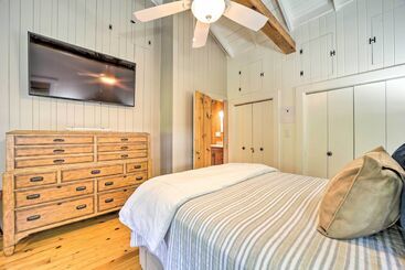 Tranquil Highlands Cottage With Fire Pit & Stream!