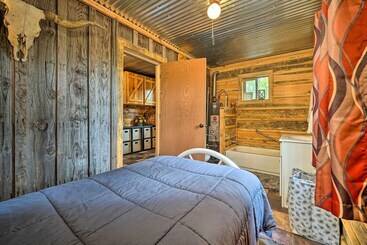 بيت ريفى Wright City Cabin W/ Fire Pit + Forest Views!