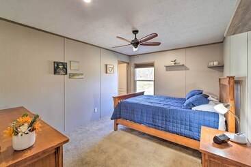 별장 Bright Bernice Home W/ Yard, Close To Marinas!