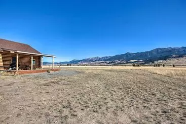 Mökkimajoitus Stunning Mountain Views: Livingston Cabin W/ Deck!