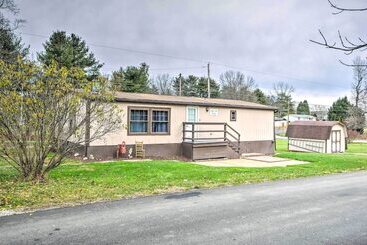 Dom wiejski Cozy Sherrodsville Home: Walk To Lake Atwood!