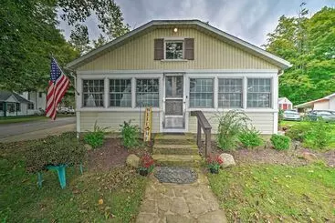 Mökkimajoitus Dreamy Waterfront Home W/ Grill: Boat & Ski!