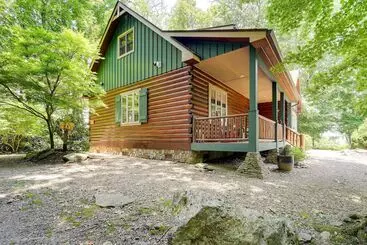 Mökkimajoitus Hilltop Hideaway Cabin W/ Porch + Fire Pit!