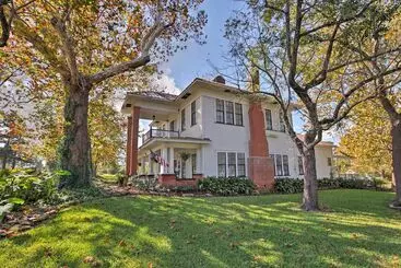 コテージ Historic Huntington Home W/ Pond & Flower Gardens!