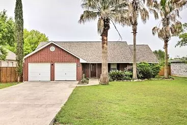 Mökkimajoitus 2 Mi To Lake Mcqueeny: Gem W/ Covered Patio