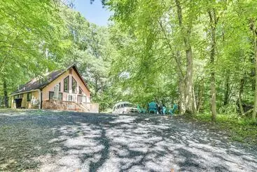 Landhus Quiet East Stroudsburg Home W/ Grill & Fireplace!