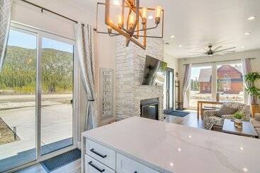 קוטג'' Romantic Mountain Retreat W/ Scenic Views!