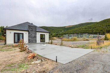 Dom wiejski Romantic Mountain Retreat W/ Scenic Views!